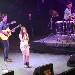Los Vázquez Sounds cantan a los niños en el Zócalo
