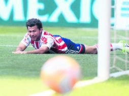 Miguel Sabah mira el balón tras fallar una de las pocas opciones de gol que tuvo ayer en el Omnilife. MEXSPORT /