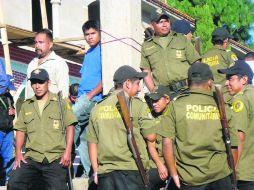 A diferencia de los grupos de autodefensa, los policías comunitarios son reconocidos por las autoridades. ESPECIAL /