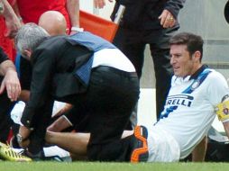 En el duelo ante Palermo, el argentino abandona el terreno de juego en camilla. EFE /