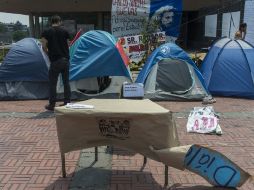 Maestros del CCH Vallejo buscan convencer a quienes tienen tomada la torre de rectoría que la entreguen. NTX /