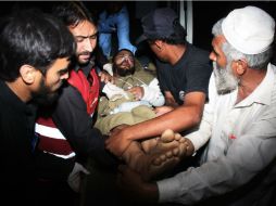 Tres guardias del comisionado de la policía local son heridos. AP /
