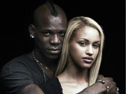 Aquí, en la foto, Mario Balotelli con Fanny, ella presume su amor en redes sociales. ESPECIAL /