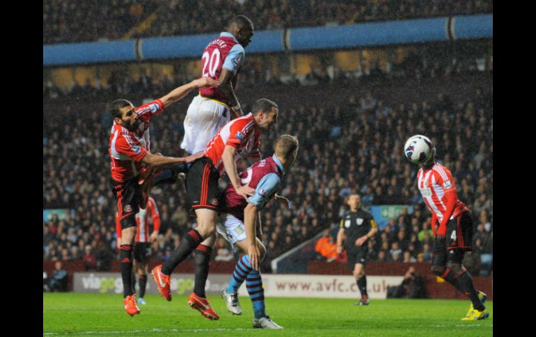 Christian Benteke (c) después de anotar el cuarto gol para su equipo. AFP /