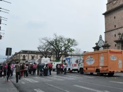 Los estudiantes normalistas cierran calles del primer cuadro de la capital michoacana. ARCHIVO /