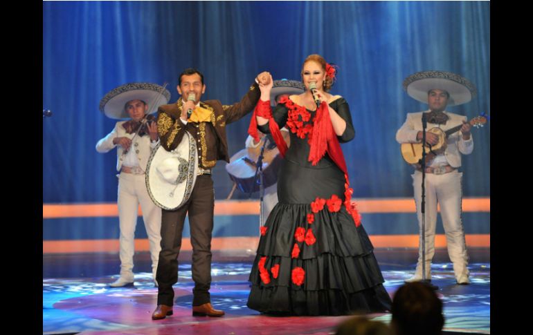 Alejandra Orozco (i) recibió un reconocimiento por el tema ''Solo un suspiro'', que canta a dueto con Óscar Cruz (d). ARCHIVO /