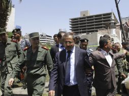 El ministro sirio del Interior, Mohamed Ibrahim al Shaar (c), visita el escenario de la explosión. EFE /