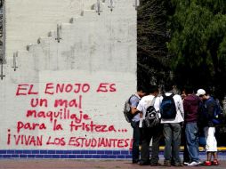 La base del asta bandera que se ubica frente a la torre de Rectoría de la UNAM, amanece este martes con una pinta en letras rojas. SUN /