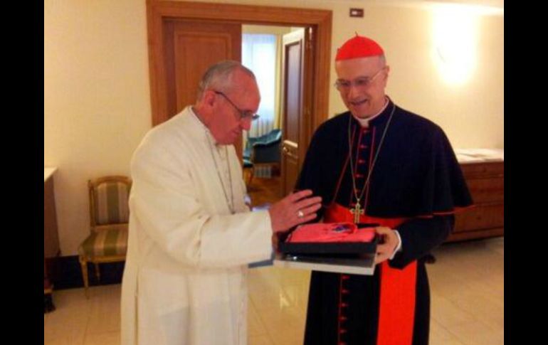 En la cuenta de twitter del Giro, se observa al Papa con la ''maglia rosa''. ESPECIAL /