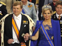 Guillermo Alejandro es investido rey de los Países Bajos; a su lado su esposa, Máxima de Orange. EFE /