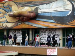 Un grupo de personas encapuchadas mantiene tomada las instalaciones de Rectoría desde el 19 de abril. ARCHIVO /