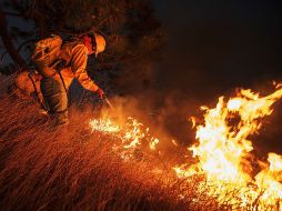 Imagen del combate al incendio que inició este domingo. ARCHIVO /