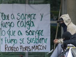 Imagen de dos de los jóvenes que tienen tomada la Rectoría. ARCHIVO /