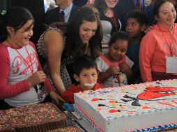 Lorena Jassibe Arriaga de Sandoval recorrió distintas áreas de hospitalización, donde entregó juguetes a niñas y niños internados. ESPECIAL /