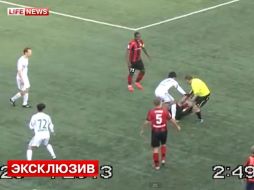 Imagen tomado del video donde el árbitro pierde el control. ESPECIAL /