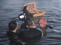 Selena publicó en su cuenta de Twitter una fotografía en la que aparece en plena grabación del clip sumergida en un lago. ESPECIAL /