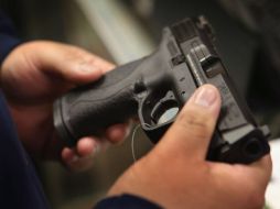 La devolución de las armas a cambio de dinero o vales de regalos es popular entre algunos policías y funcionarios. ARCHIVO /