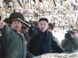 El líder de Norcorea invita a los empleados de la industria armamentística a ''desarrollar armas nucleares más poderosas y avanzadas''. ARCHIVO /