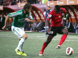 El jugador de Xolos Duvier Riascos (d) es marcado por Henrique Buss (i), de Palmeiras. EFE /
