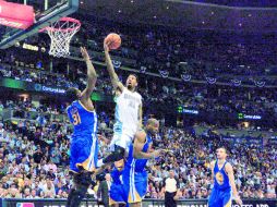 Wilson Chandler (centro) penetra en la pintura para realizar un tiro a la canasta ante la marca de Festus Ezeli (31) de Golden State. EFE /