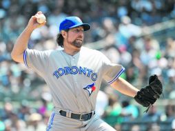 R.A. Dickey ganó el Cy Young el año pasado con los Mets, pero en este tiene marca de 2-4 y efectividad de 4.50. AP /