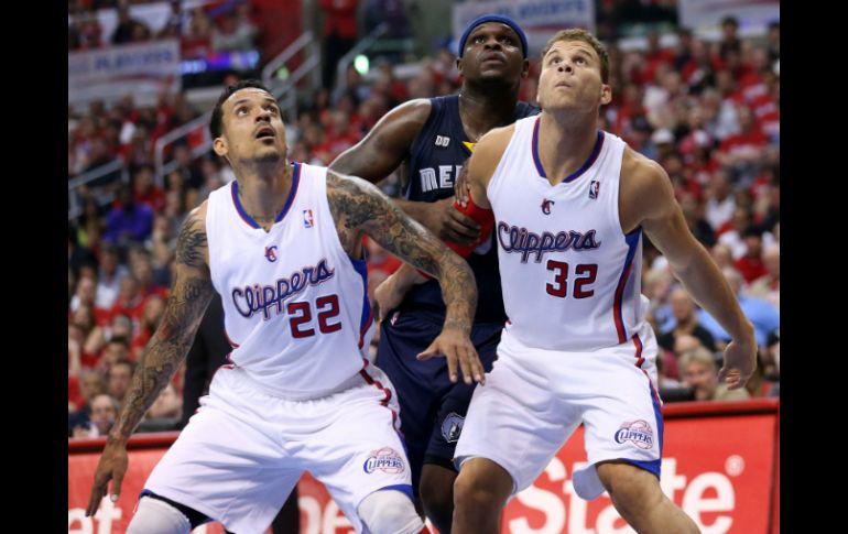 Zach Randolph (c) se apunta 25 unidades y 11 rebotes durante el encuentro. AFP /