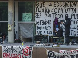 Tras 12 días, los enmascarados dejan la torre de Rectoría de la UNAM. ARCHIVO /