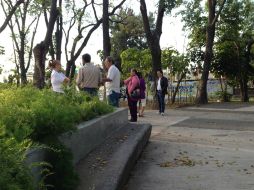 Hasta las 07:30 eran cinco los profesores que aún estaban esperando noticias sobre el mitin.  /