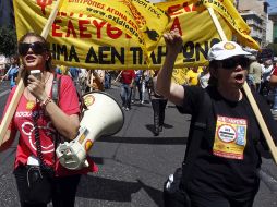 Unas 13 mil personas se manifiestan en Atenas y Salónica, en un momento en que el país está sometido a drásticos recortes. EFE /