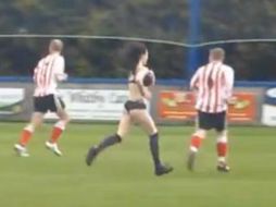 Así lució la aficionada, quien termina siendo lo más llamativo del encuentro.  /