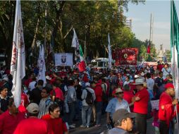 Contingentes de trabajadores marchan a la plaza de la Constitución. NTX /