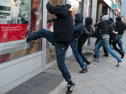 Miembros de partidos de izquierda protagonizan actos violentos durante las manifestaciones revolucionarias del primero de mayo. AP /