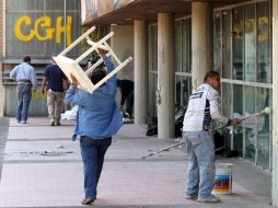 Las labores de limpieza comienzan luego de que los encapuchados retiraran su plantón. SUN /