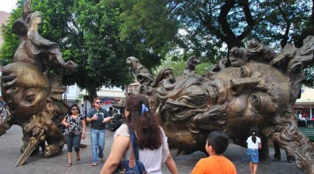 Javier Marín ha participado en más de 200 exposiciones colectivas e individuales. ARCHIVO /