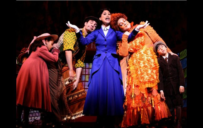 Los pequeños actores que interpretan a los niños Jane y Michael Banks de manera alternada en esta puesta en escena. ARCHIVO /