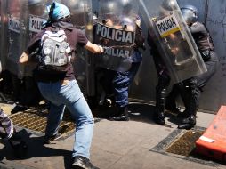Los manifestantes se encuentra frente a las instalaciones de la televisora como parte de una campaña de internet. SUN /