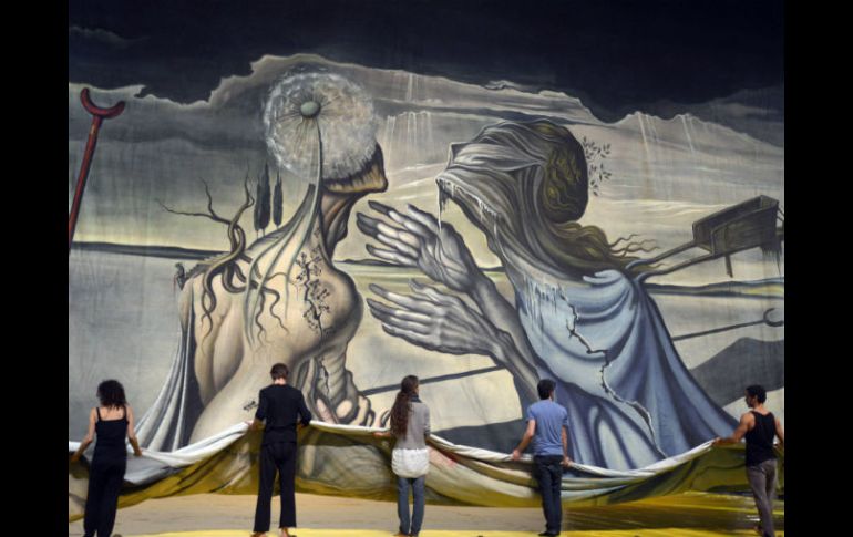 Actores de la compañía Finzi Campa colocan el telón pintado por Salvador Dalí. AP /