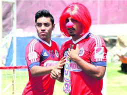 Fabián (izq.)  y sus compañeros festejaron a los niños en su día en Verde Valle. MEXSPORT /