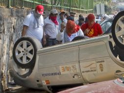 Durante la mega marcha, el MPG agredió edificios y vehículos oficiales del estado de Guerrero. SUN /