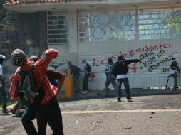 Esta tarde, integrantes del MPG atacaron edificios y al menos 20 vehículos oficiales del estado. EFE /