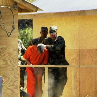 Ex fiscal de Guantánamo recoge firmas para cierre de prisión