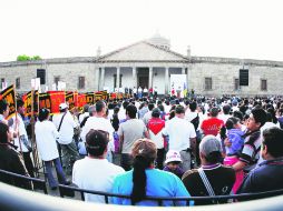 Trabajadores de diversos sindicatos se dieron cita para escuchar el mensaje del gobernador en la celebración del Día del Trabajo. EL INFORMADOR /