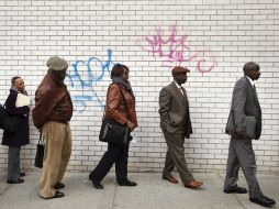 El número de solicitudes iniciales de ayuda por desempleo en EU se reduce la semana pasada a su nivel más bajo en cinco años. ARCHIVO /