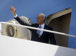 Barack Obama aborda el avión presidencial que lo transportará a México. AP /