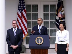Mike Froman (i) y Penny Pritzker (d) con Barack Obama durante el anuncio de sus nominaciones. EFE /