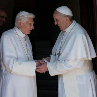El Papa Francisco recibe a Benedicto XVI en su regreso al Vaticano