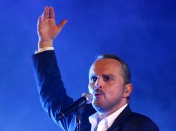 Miguel Bosé tras dos ''encores' concluyó su presentación con ''Te amaré''. ARCHIVO /