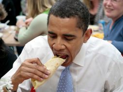 La Embajada le dio un giro más ligero  al tema con una imagen del mandatario con el mensaje: ¡#Obama echándose un taco!. ESPECIAL /