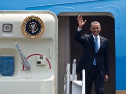 El Presidente de los Estados Unidos, Barack Obama saluda a su llegada a la Ciudad de México. AFP /