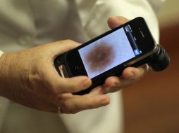 La idea no es autodiagnosticarse sino que la gente monitoree su propia salud mediante dispositivos médicos en miniatura. ARCHIVO /